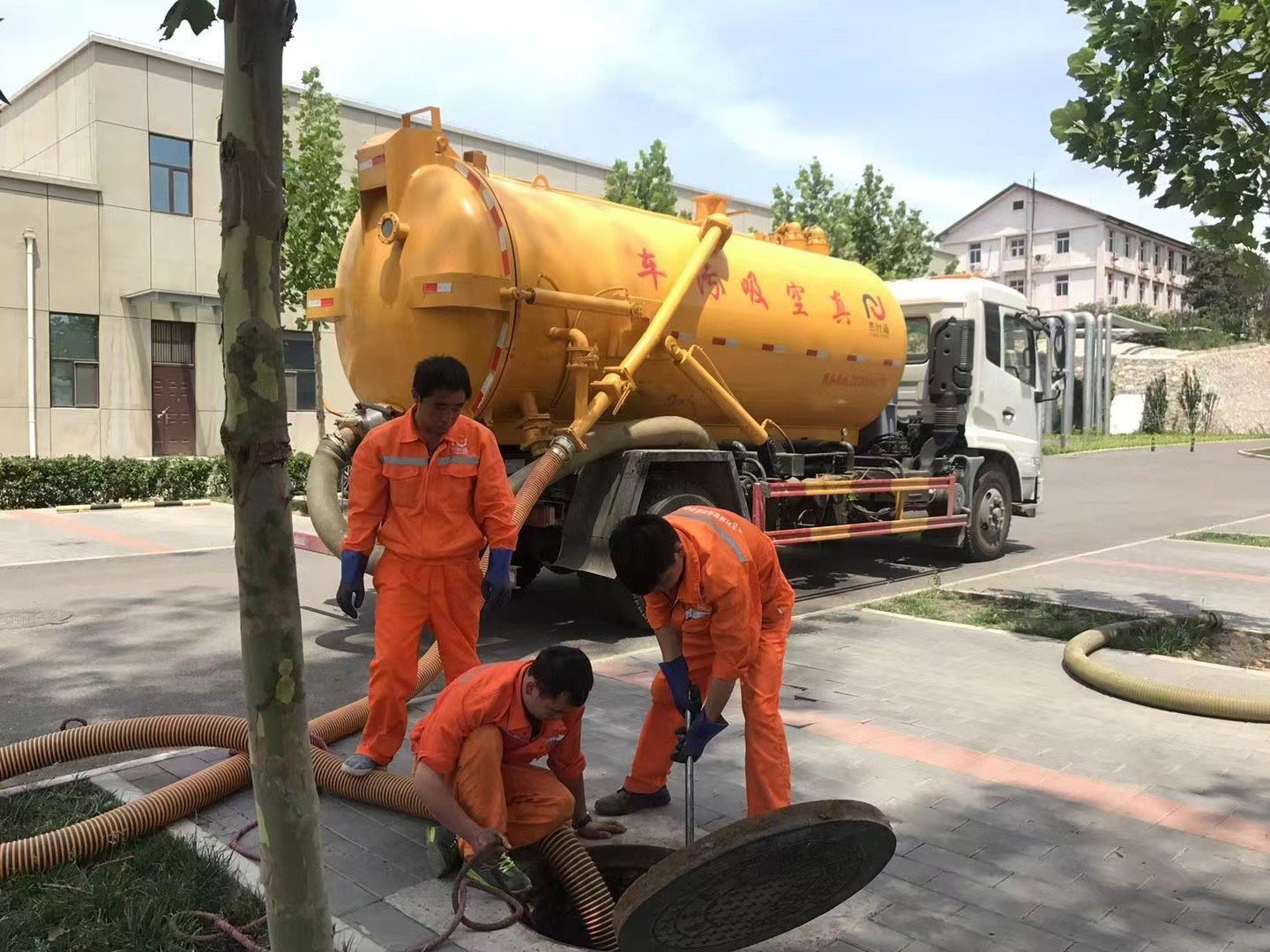 临海管道疏通车停在窨井附近